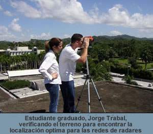 Estudiante graduado, Jorge Trabal, verificando el terreno para encontrar la localizaci�n optima para las redes de radares
